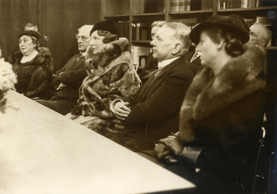 854630 Afbeelding van het bezoek van Prinses Juliana aan het Laboratorium voor Vergelijkende Fysiologie van de ...